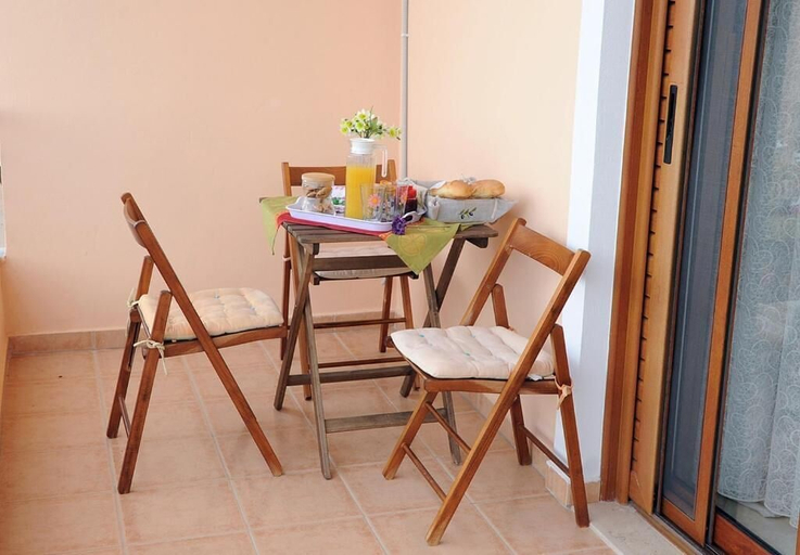 Outdoor dining, Great Alexander Suites, Sarandës