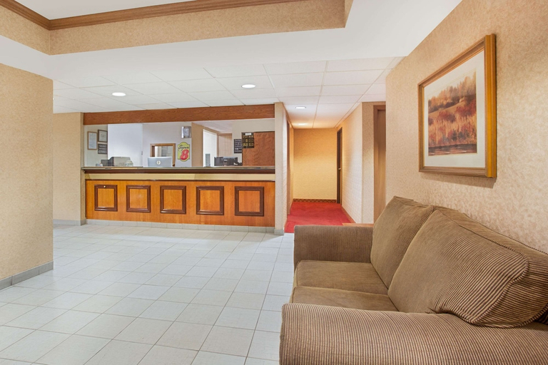Public Area, Super 8 by Wyndham Defiance, Defiance