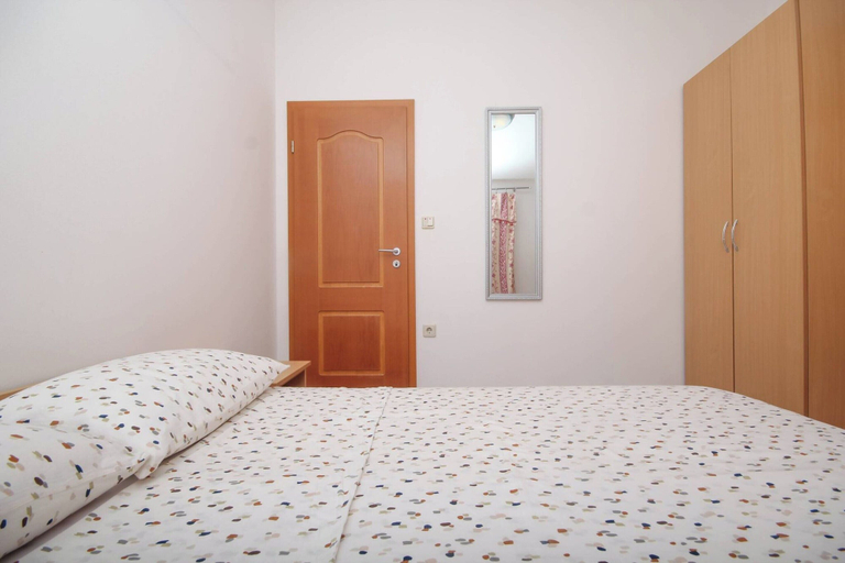 Room 5, Holiday Apartment Near Tribunj Beach, Vodice