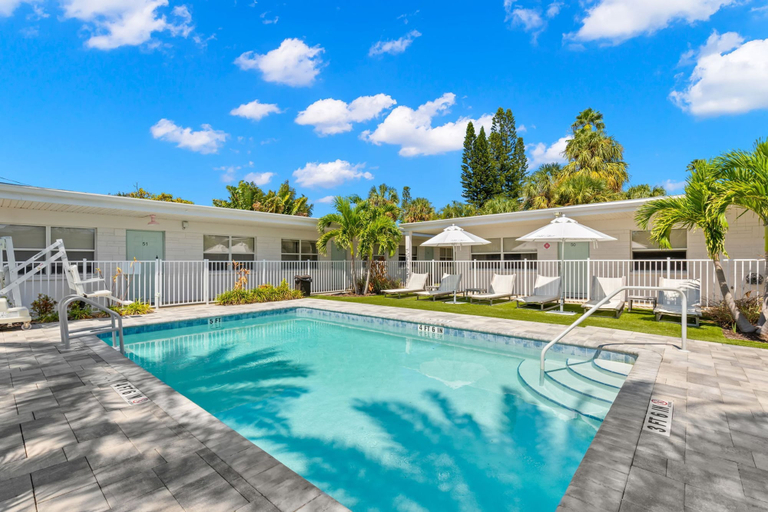 Room 4, Deluxe King Condo Updated Suite by the Beach!, Pinellas