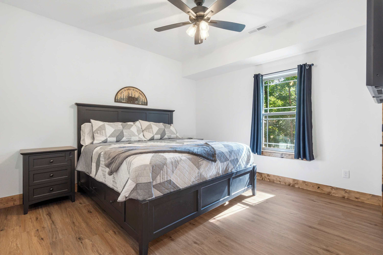 Room 2, Peaceful Timbers Getaway, Taney