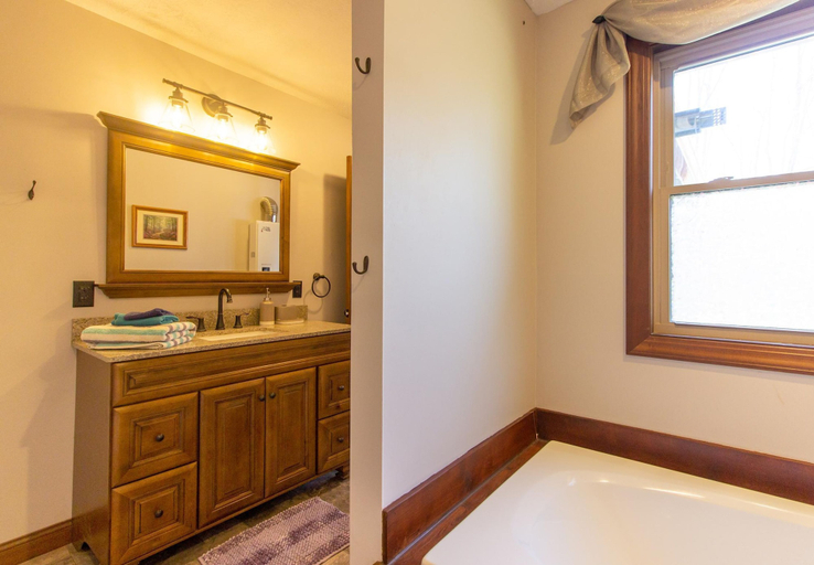 Room 4, Private Room w Shared Pool Hot Tub and Fire Pit, Monroe