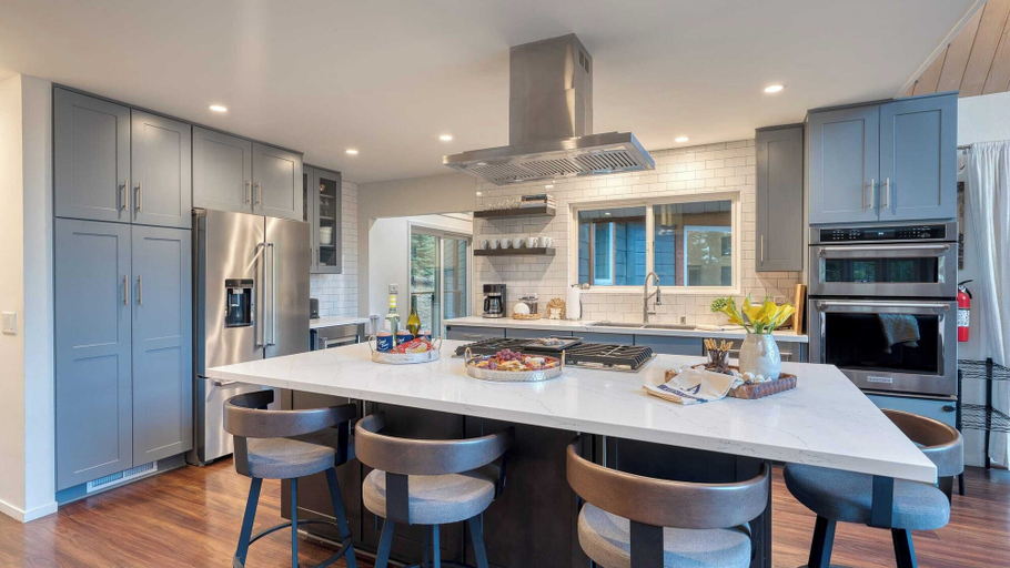 Interior 3, Retreat With Lake Access, Deck & Modern Interior Agate Peak by Avantstay, Placer