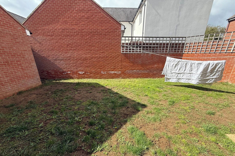 Property grounds, 4 Bedroom House Sleeps 8 - Free Parking - Garden, Buckinghamshire
