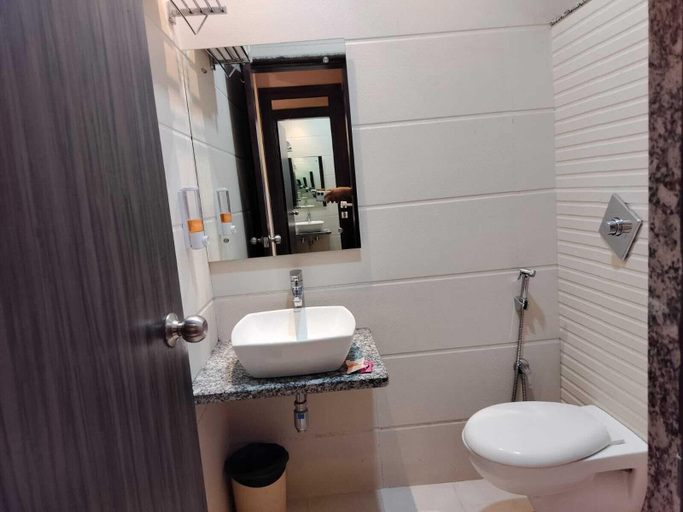 Bathroom 4, Hotel Golden Crown, Varanasi