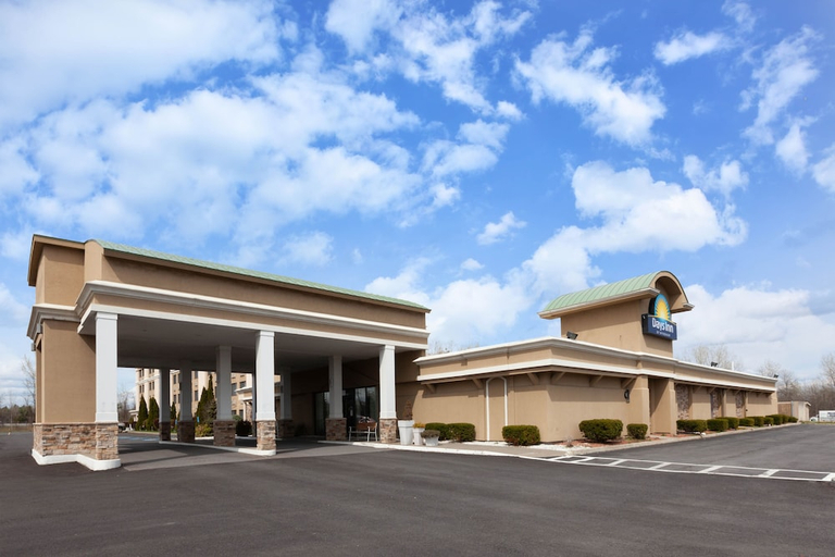 Exterior & Views 2, Days Inn by Wyndham Plattsburgh, Clinton