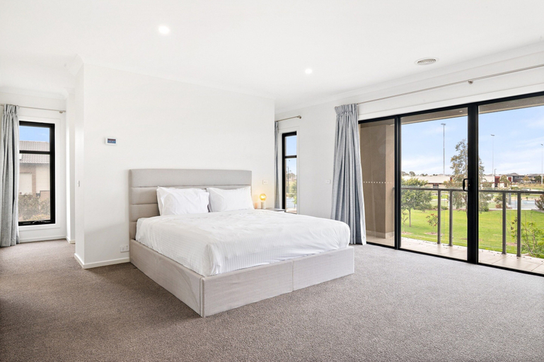 Room 5, Spacious 5-bed Home in Peaceful Point Cook, Melbourne