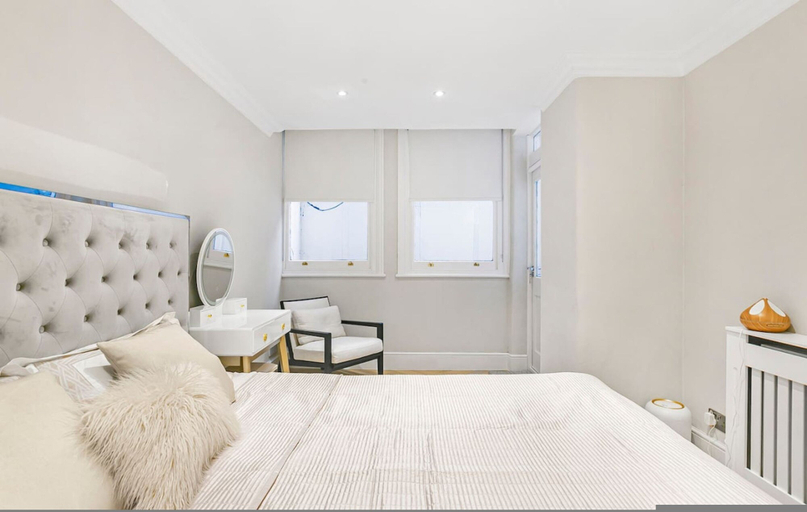 Room 5, Knightsbridge 3-bed Next To Harrods With Patio, London