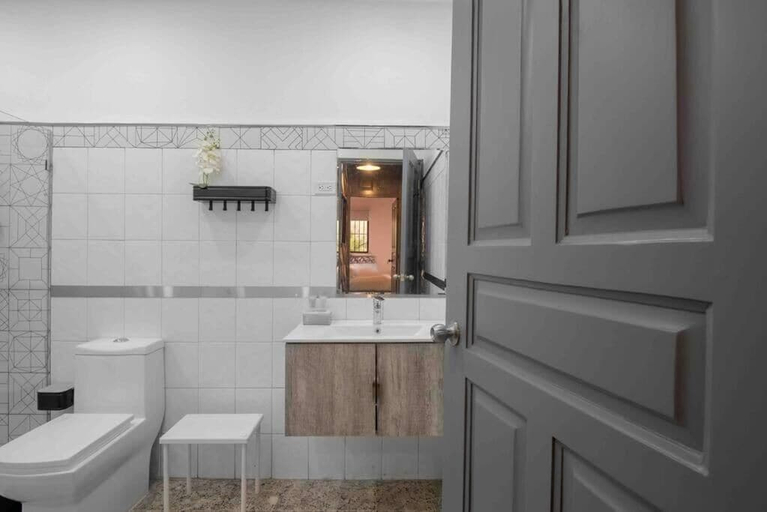 Bathroom 3, Apartment in Gazcue Sleeps 6, Distrito Nacional