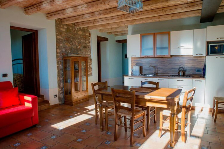 Dining 4, Borgo Alba Apt. w/ Shared Pool, Brescia