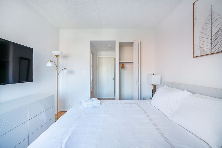 Room 2, Sunny 3 BR 1 Bath Apt, New York