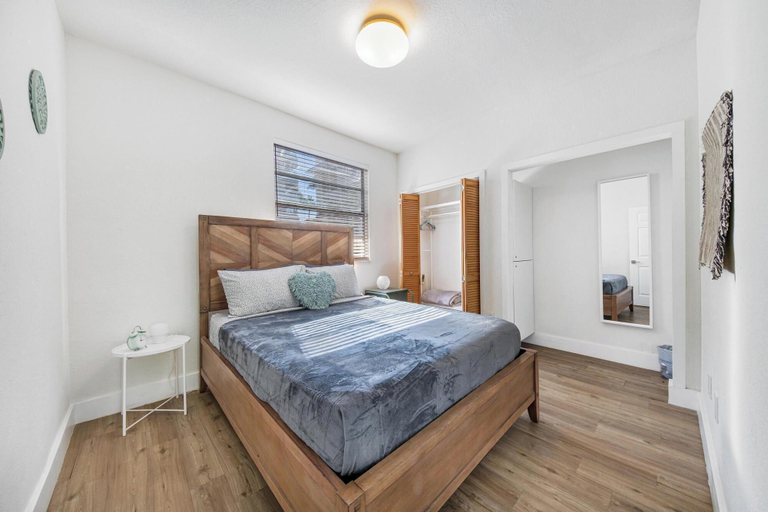 Room 4, Retro Miami Getaway With Free Parking 1 Minute From Beach, Miami-Dade