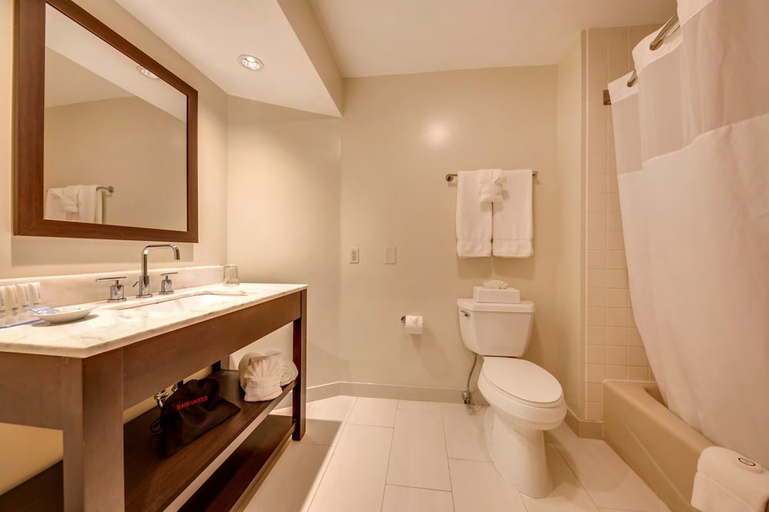 Bathroom 2, Heritage Hotel, Golf & Conference Center, New Haven