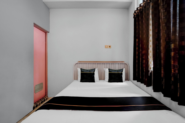Room 3, Hotel O Jasmine Guest House, Blitar