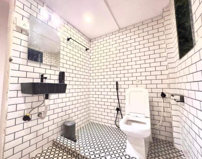 Bathroom 5, Locomo Hostel Express - Stay Work Eat, Mumbai Suburban