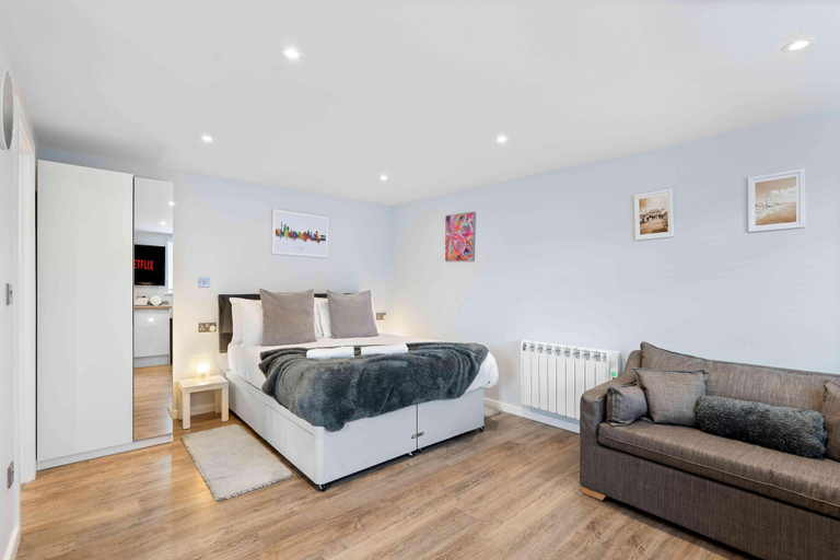 Room 3, The Patch With Free Parking By My Getaways, Brighton and Hove