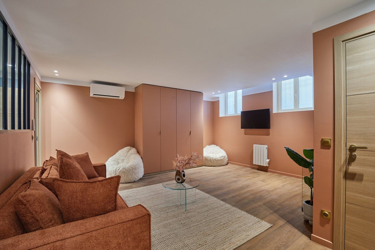 Living area 5, Modern Apartment with AC Center of Paris, Paris