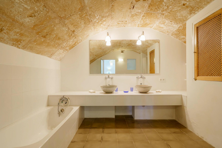 Bathroom 4, 10-guest Beachfront Villa in Mallorca, Baleares