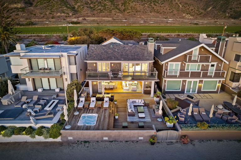 Exterior 2, Seacliff Beach Retreat Amazing Beachfront for 6, Ventura
