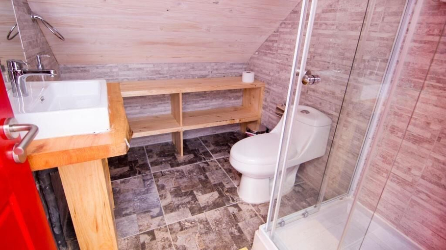 Bathroom 3, Comarca Lodge, Cardenal Caro