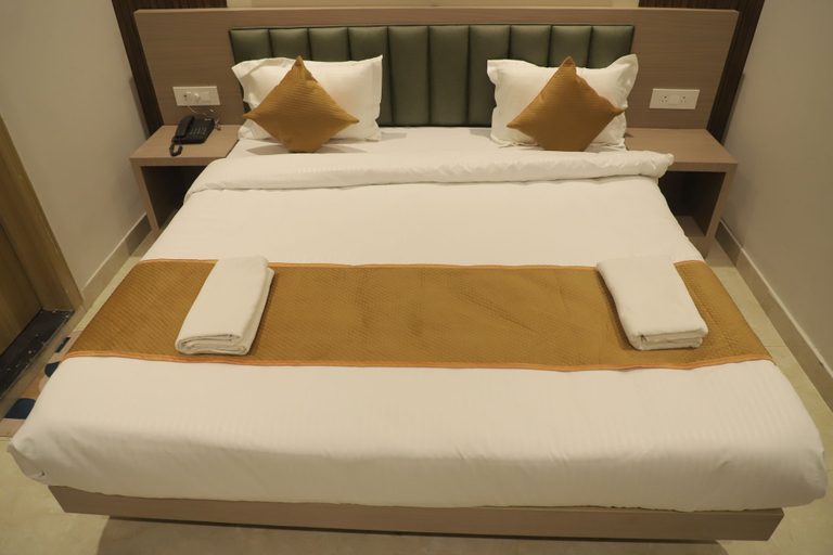 Room 3, Hotel Vivaan - Walk to Banke Bihari Temple, Mathura