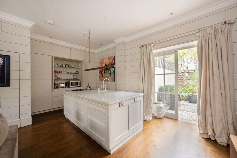 Room 2, 3-bed Home w Private Parking Fairytale Garden, London