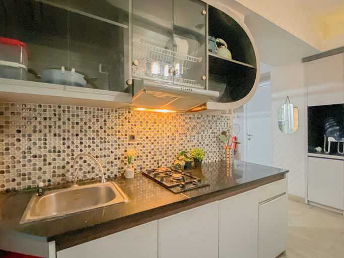 Private kitchen 5, Spacious And Homey Combined 3Br Apartment Green Pramuka City, Jakarta Pusat