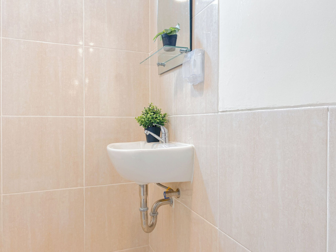 Bathroom 4, Enjoy Living 2Br At Apartment Meikarta, Cikarang