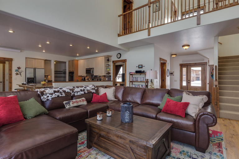 Interior 5, Alpine Airspace, Lincoln