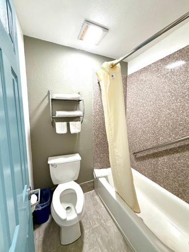 Bathroom 2, Kermit Inn, Winkler