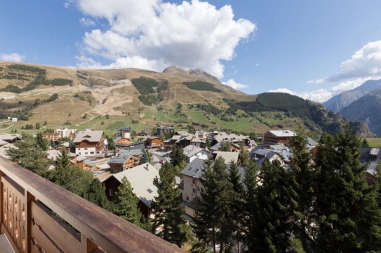 Balcony 5, Alpine Retreat Near the Slopes, Isère