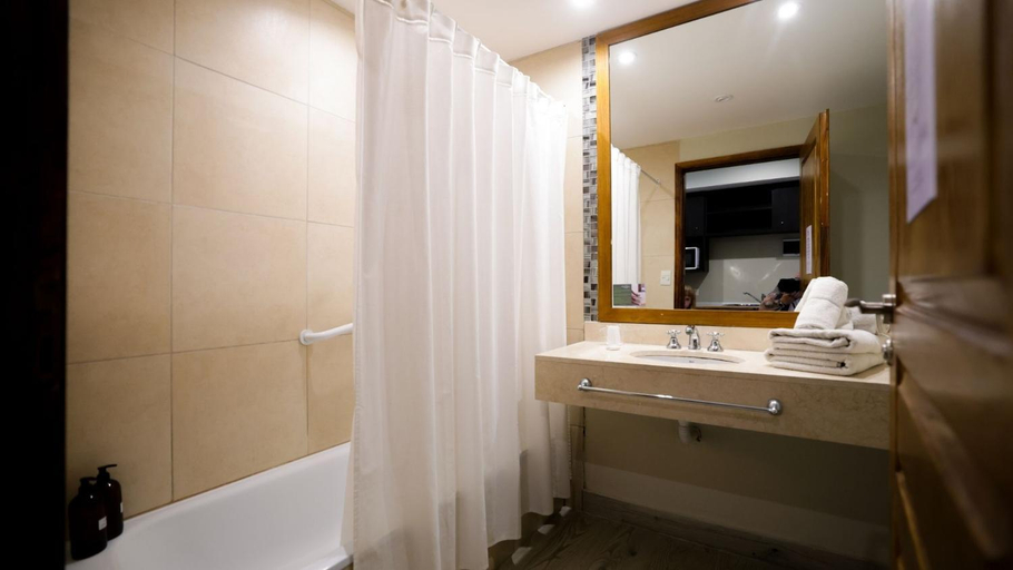 Bathroom 4, Howard Johnson by Wyndham Chascomus, Chascomús