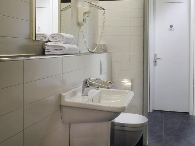 Bathroom 3, Mercure Hotel Schiphol Terminal, Haarlemmermeer