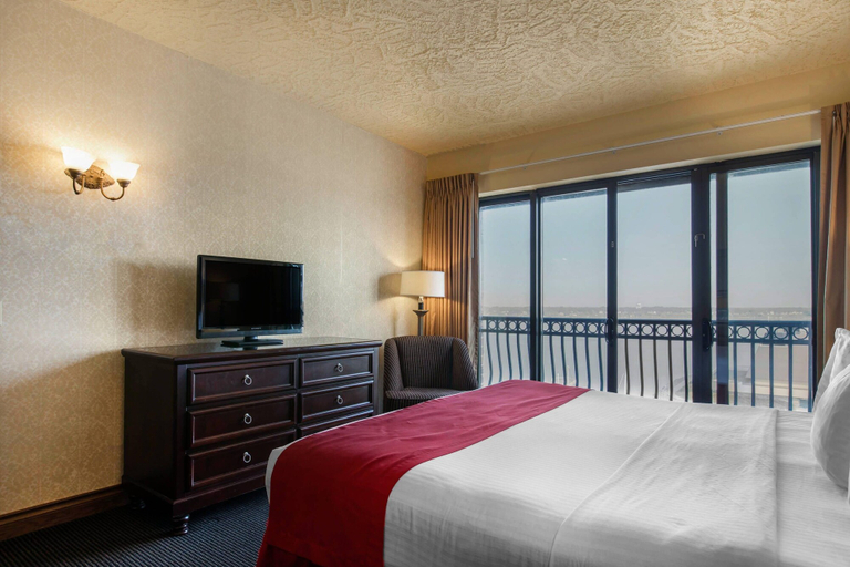 Bedroom 4, Shoreline Inn & Conference Center, an Ascend Collection Hotel, Muskegon