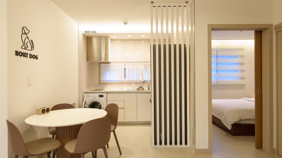 Room 4, Taean Holy Dog Pool Villa, Taean