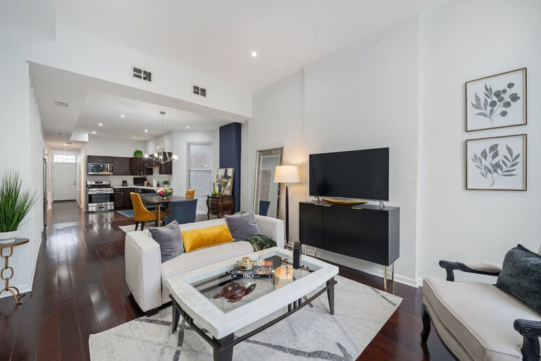 Room 4, Chic and Cozy 3-bed Escape in Chicago, Cook