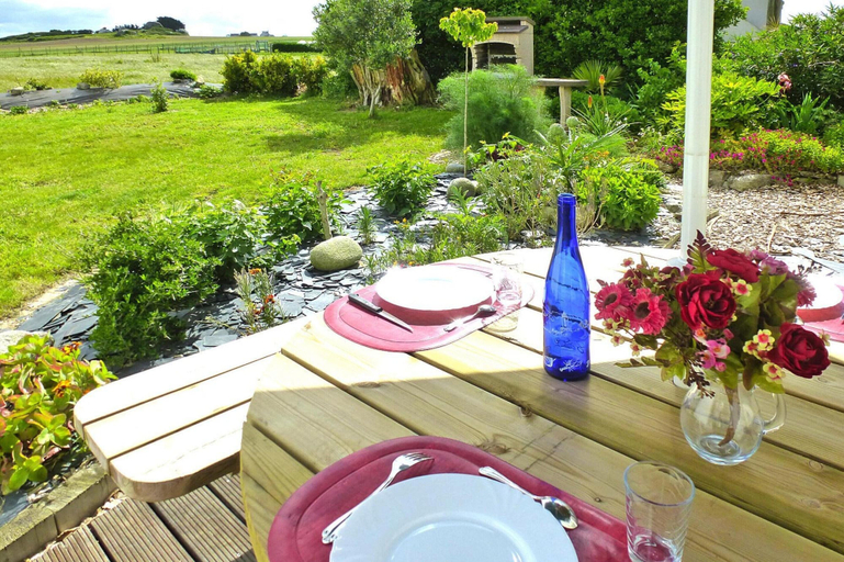 Dining 2, Holiday Home in Cleder Near Les Amiets Beach, Finistère