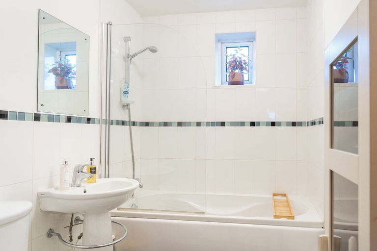 Bathroom 3, Manchester City Football Stadium View, Manchester