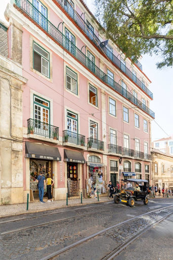 Room 3, Artistic Alfama 4BR Cathedral Views Tram 28, Lisbon