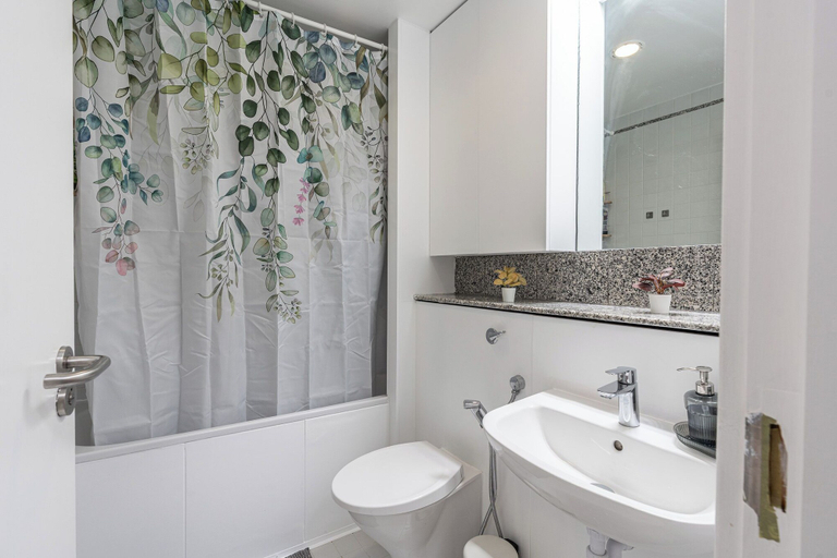 Room 2, Duplex 2BR 2BA Flat Near Gloucester Rd Station, London