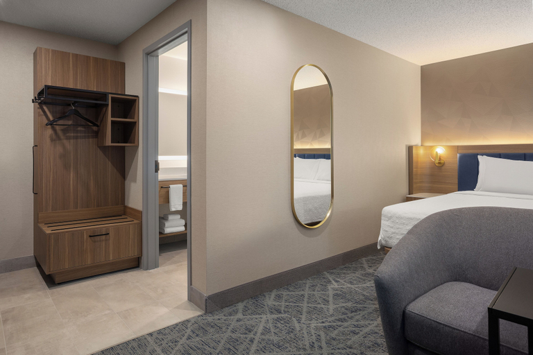 Bedroom 2, Hampton Inn By Hilton Calgary Downtown, Division No. 6