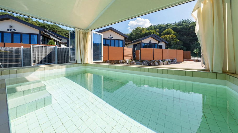 Room 5, Taean Holy Dog Pool Villa, Taean
