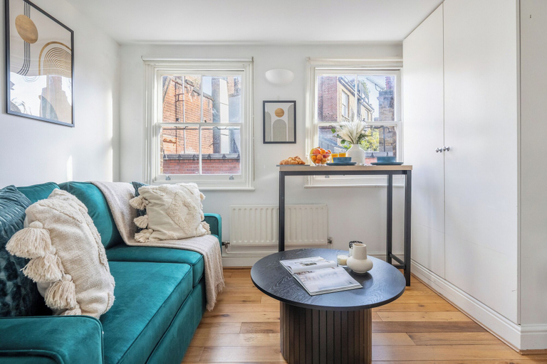 Living area 3, Stylish Holborn 2BR in Bloomsbury Hub, London