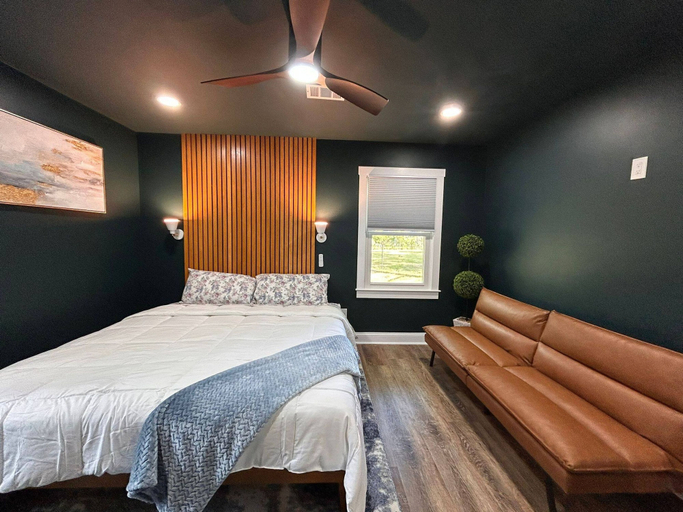 Room 4, A122 Malone Home, Floyd