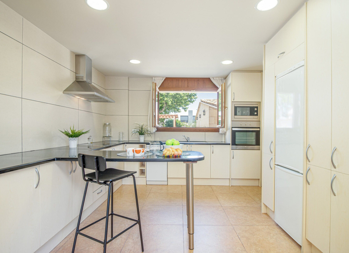 Private kitchen 4, Villa in Empuriabrava With Pool & Boat Mooring, Girona