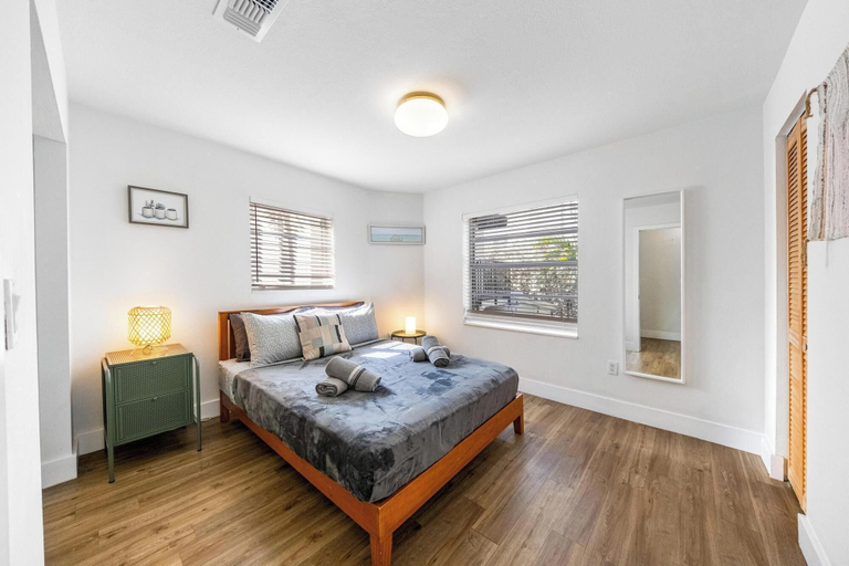 Room 3, Art Deco Stay 1 Block From Ocean Balcony, Miami-Dade