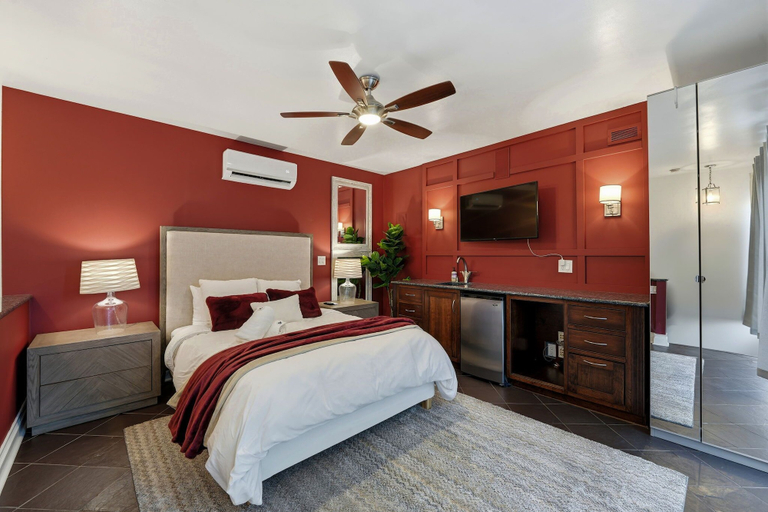 Room 2, River West Modern 4-bd Home With Patio Balcony, Cook