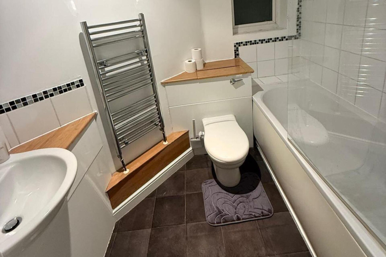 Bathroom, London City Apartment - Lynbrook Grove, London