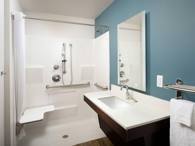 Room 5, WoodSpring Suites Cleveland North, Bradley