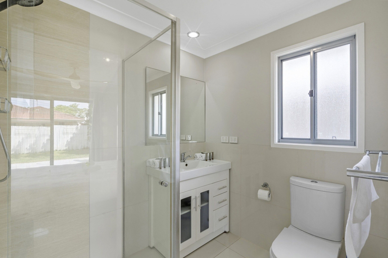 Bathroom 2, Spacious 4-bed House With Secure Parking, Northgate